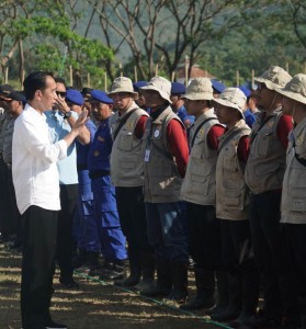 Presiden berdialog dengan para relawan di Lapangan Bola Gunung Sari, Kecamatan Gunung Sari, Kabupaten Lombok Barat, Provinsi Nusa Tenggara Barat (NTB), Senin (3/9). (Foto: BPMI)