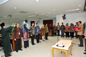 Deputi Bidang Administrasi saat mengambil sumpah para pejabat Sekretariat Kabinet di Ruang Rapat Lantai 4 Gedung III Kementerian Sekretariat Negara, Senin (3/9). (Foto: Humas/Jay)