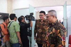 Mendagri Tjahjo Kumolo berjalan bersama Ketua KPU Arief Budiman usai mengikuti Rakorsus di kantor Kemenko Polhukam, Jakarta, Selasa (4/9) siang. (Foto: Puspen Kemendagri)
