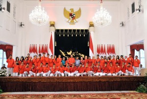Presiden Jokowi berfoto bersama Peraih Medali Asian Games 2018, di Istana Negara, Jakarta, Minggu (2/9). (Foto: Humas/Jay)