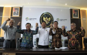 Menko Polhukam Wiranto berfoto bersama Mendagri, Ketua KPU, Ketua Bawaslu, dan pimpinan DKPP usai Rakorsus di Kemenko Polhukam, Jakarta, Selasa (4/9) siang. (Foto: Humas Kemenko Polhukam)