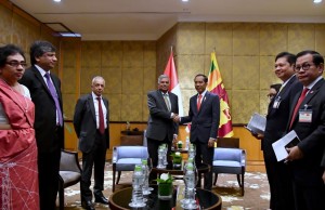 Presiden Jokowi didampingi sejumlah menteri menerima PM Sri Lanka, Ranil Wickremesinghe di Hotel Melia, Hanoi, Rabu (12/9) pagi. (Foto: BPMI Setpres)