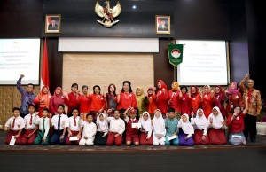 Penurus DWP Setkab beserta para pejabat yang hadir berfoto bersama penerima bantuan pendidikan, di aula Gedung III Kemensetneg, Jakarta, Jumat (7/9) pagi. (Foto: AGUNG/Humas)