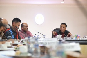 Menpora memimpin rapat pengalihan pengelolaan aset dari Inasgoc ke Inapgoc di ruang rapat Lt.10, Kemenpora, Jumat (14/9) sore. (Foto: Humas Kemenpora)