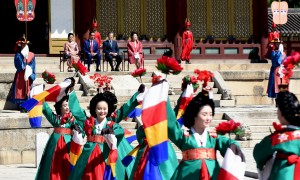 Presiden Jokowi didampingi Ibu Negara Iriana dan Presiden Korsel Moon Jae-in didampingi istrinya Kin Jung-sook menyampaikan tarian yang ditampilkan anak-anak di Istana Changdeok, Seoul, Senin (10/9) siang. (Foto: Rahmat/Humas)