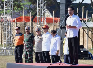 Presiden saat memberikan amanat pada apel NTB Bangun Kembali di Lapangan Bola Gunung Sari, Kecamatan Gunung Sari, Kabupaten Lombok Barat, Provinsi Nusa Tenggara Barat (NTB), Senin (3/9). (Foto: BPMI)