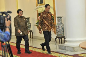 Presiden Jokowi didampingi Seskab Pramono Anung menuju ruang rapat terbatas, di Istana Bogor, Jabar, Jumat (7/9) pagi. (Foto: JAY/Humas)