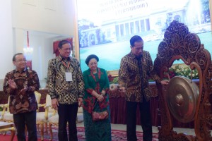 Presiden Jokowi memukul gong tanda dimulainya Munas I Himabudhi 2018, di Istana Negara, Jakarta, Selasa (18/9) siang. (Foto: OJI/Humas)