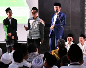 Presiden Jokowi berdialog dengan para santri saat berkunjung ke Pondok Pesantren Progresif Bumi Shalawat, Sidoarjo, Jatim, pada Kamis (6/9) petang. (Foto: BPMI Setpres)