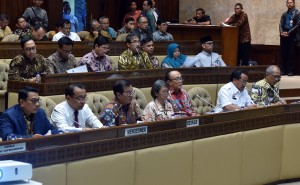 Seskab Pramono Anung, bersama Mensesneg, dan KSP, didamping Waseskab dan Deputi Administrasi saat Rapat Kerja dengan Komisi II DPR RI, di Jakarta, Rabu (5/9) siang. (Foto: Rahmat/Humas)