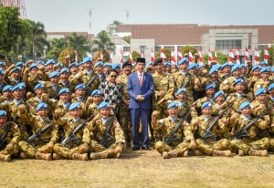 Presiden Jokowi didampingi Panglima TNI dan Menlu berfoto bersama pasuka Garuda Indonesia, di Pusat Misi Pemeliharaan Perdamaian TNI, Sentul, Bogor, Jabar, Jumat (31/8) pagi. (Foto: Agung/Humas)