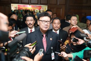 Mendagri, Tjahjo Kumolo menjawab pertanyaan wartawan, di Jakarta, Sabtu (8/9). (Foto: Kemendagri).