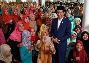 Presiden saat bersilaturahmi dengan para tokoh ulama dan santri di Ponpes Amanatul Ummah di Kabupaten Mojokerto, Jawa Timur, Kamis (6/9). (Foto: BPMI)
