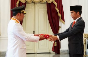 Presiden Jokowi menyerahkan petikan Keppres kepada Gubernur Jabar Ridwan Kamil, di Istana Merdeka, Jakarta, Rabu (5/9) pagi. (Foto: NIA/Humas)