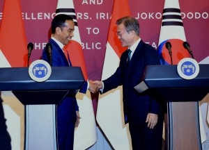 Presiden Jokowi dan Presiden Moon Jae-in berjabat tangan usai konferensi pers bersama di Istana Kepresidenan Blue House, Seoul, Senin (10/9). (Foto: Humas/Rahmat). 