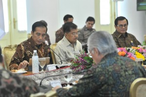 Presiden Jokowi didampingi Wapres Jusuf Kalla memimpin rapat terbatas tentang persiapan kunjungan kenegaraan ke Korea da Vietnam, di Istana Bogor, Jabar, Jumat (7/9) siang. (Foto: JAY/Humas)