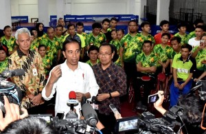 Presiden Jokowi menjawab pertanyaan usai meninjau pelatnas Asian Para Games di Hartono Trade Center, Kabupaten Sukoharjo, Jawa Tengah, Sabtu (15/9). (Foto: BPMI)