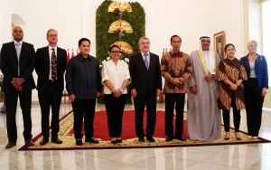 Presiden Jokowi berfoto bersama Ketua IOC dan OCA usai memberikan keterangan pers Istana Kepresidenan Bogor, Jawa Barat (1/9). (Foto: Humas/Nia).