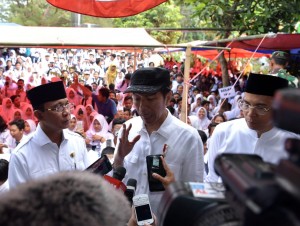 Presiden menjawab pertanyaan wartawan usai meninjau sekolah terdampak gempa di Kota Mataram, NTB, Senin (3/9). (Foto: BPMI)