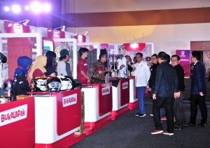 Presiden Jokowi meninjau stand mitra Bukalapak saat menghadiri Peringatan HUT ke-9 Bukalapak, di Hall B Jakarta Convention Center, Senayan, Jakarta Pusat, Kamis (10/1) malam. (Foto: JAY/Humas)
