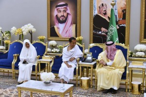Presiden dan Ibu Negara saat akan menunaikan umroh di Bandar Udara Internasional King Abdulaziz, Jeddah, Senin (15/4), pukul 01.57 waktu setempat (WS). (Foto: BPMI)