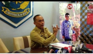 Dirjen Dukcapil memberikan keterangan di Kantornya. (Foto: Kemendagri)