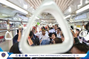 Menhub saat menaiki KRL Jabodetabek, Kamis (4/4). (Foto: Kemenhub).