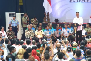 Presiden saat bertemu Gapoktan dan Pengusaha Padi se-Jawa Tengah, di Gedung Olahraga (GOR) Diponegoro Sragen, Kabupaten Sragen, Jawa Tengah, Rabu (1/4). (Foto: Humas/Rahmat)