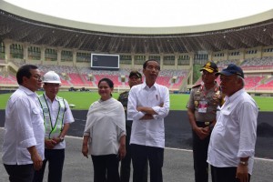 Presiden Jokowi didampingi Ibu Negara Iriana, Seskab, dan Menteri PUPR meninjau pembangunan Stadion Utama Papua Bangkit, di Jayapura, Papua, Senin (1/4) siang. (Foto: OJI/Humas)