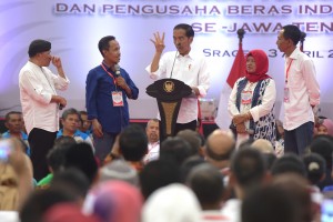 Presiden saat berdialog dengan Petani, Penjual Pupuk, dan Pemilik Penggilingan Padi, di GOR Diponegoro, Kabupaten Sragen, Jawa Tengah, Rabu (1/4). (Foto: Humas/Rahmat)