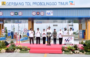 Presiden Jokowi saat meresmikan Tol Pasuruan-Probolinggo, Kamis (10/4). (Foto: BPMI)