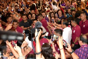 Presiden Jokowi melayani permintaan warga yang ingin berswa foto dengan dirinya saat menghadiri silaturahmi KGM X dan PGI, di Hotel Sultan Raja, Manado, Sulut, Minggu (31/3) malam. (Foto: Rahmat/Humas)