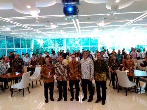 Seluruh peserta forum tematik bakohumas Kemlu berfoto bersama  dalam acara yang dilaksanakan di Aula Kantin Diplomasi, Kemlu, Jakarta, Kamis (4/4). (Foto: Humas/Nisa)