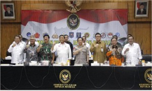 Menko Polhukam Wiranto bersama para pejabat jajaran Polhukam usai rapat koordinasi di kantor Kemenko Polhukam, Jakarta, Senin (15/3) siang. (Foto; Kemenko Polhukam)