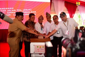 Menteri PUPR dan Menhub hadir dalam acara Penandatanganan Perjanjian PPJT dan Pencanangan Pembangunan kedua ruas tol, di Muara Enim, Selasa (9/4). (Foto: Kementerian PUPR)