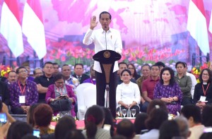 Presiden Jokowi memberikan sambutan pada silaturahmi KGM X dan PGI, di Hotel Sultan Raja, Manado, Sulut, Minggu (31/3) malam. (Foto: Rahmat/Humas)