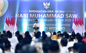 Presiden saat menghadiri peringatan Isra Mikraj 1440 Hijriah di Gedung Olahraga (GOR) Pandawa, Sukoharjo, Jawa Tengah, Rabu (3/4).