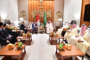 Presiden Jokowi saat bertemu Putra Mahkota Saudi di Istana Putra Mahkota Riyadh, Minggu (14/4) malam. (Foto: BPMI)