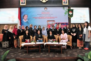 Waseskab Ratih Nurdiati berfoto bersama pengurus DWP Setkab dan Panitia , usai membuka Bazaar Ramadhan dan Peringatan Hari Kartini, di Aula Gedung I Kemensetneg, Jakarta, Jumat (26/4) siang. (Foto: JAY/Humas)