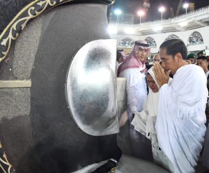 Presiden didampingi Ibu Negara sebelum mencium hajar aswad saat menunaikan ibadah umroh, Senin (15/4). (Foto: BPMI)