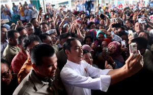 Presiden Jokowi melayani permintaan foto para buruh saat berkunjung ke pabrik sepatu PT KMK Global Spors, di Kel. Talagasari, Kec. Cikupa, Kabupaten Tangerang, Banten, Selasa (30/4) siang. (Foto: IST)