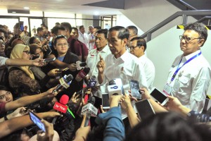 Presiden Jokowi menjawab pertanyaan wartawan di Kompleks Gelora Bung Karno (GBK), Rabu (10/4). (Foto: Humas/Jay). 