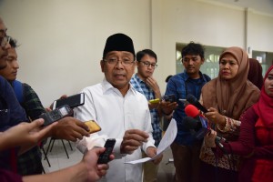 Mensesneg memberikan keterang pers di Ruang Wartawan Istana, Jakarta, Jumat (5/4). (Foto: Humas/Oji)