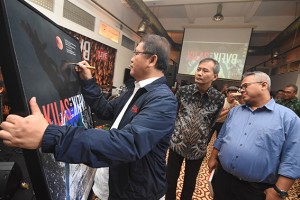 Menkominfo Rudiantara (kiri) menandatangani poster pameran disaksikan Ketua KPU Arief Budiman  dan Dirut LKBN Antara Meidyatama Suryodiningrat  pada pameran foto dan peluncuran buku Kilas  Balik 2018 di Galeri Foto Jurnalistik Antara, Jakarta, Jum'at (26/4). 
