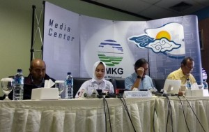 Kepala BMKG Dwikorita menyampaikan keterangan pers pada peluncuran AWOS iRMAVIA di Kantor BMKG Pusat, Jakarta, Selasa (2/4). (Foto: Humas BMKG)
