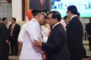Gubernu Maluku mendapat ucapan selamat dari Seskab Pramono Anung usai pelantikan di Istana Negara, Rabu (24/4). (Foto: Humas/Oji)