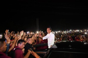 Presiden Jokowi melayani warga yang ingin berselfie dengan dirinya saat perjalanan dari Bandara Sam Ratulangi menuju Hotel Sultan Jaya, Manado, Minggu (31/3) petang. (Foto: Twitter @jokowi)