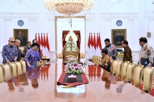 Presiden Jokowi didampingi sejumlah menteri menerima Dewan Pengarah BPIP yang dipimpin oleh Megawati Soekarnoputri, di Istana Merdeka, Jakarta, Kamis (9/5) siang. (Foto: OJI/Humas)