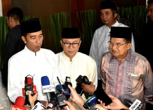 Presiden Jokowi didampingi Ketua MPR dan Wakil Presiden menjawab wartawan usai mengikuti buka bersama di rumah dinas Ketua MPR, Jakarta, Jumat (11/5) malam. (Foto: Setpres)