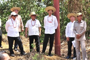 Presiden Jokowi didampingi sejumlah pejabat meninjau salah satu lokasi alternatif pengganti ibukota RI, di Kab. Gunung Mas, Kalteng, Rabu (8/5) siang. (Foto: JAY/Humas)
